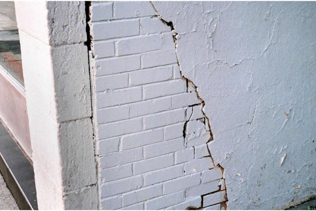 outside wall cracks gap